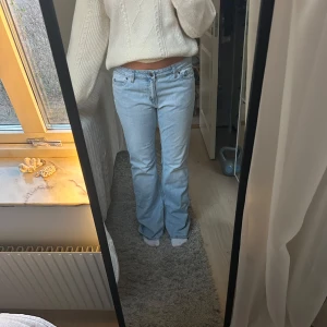 Ljusblå jeans med bootcut - Säljer ett par ljusblå jeans med bootcut-stil. De har en klassisk femficksdesign och en bekväm passform. Bootcutjeans storlek 34 men skulle säga att de passar M. Midjemått 84cm innerbenslängd 84cm💕💕