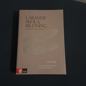 Lärande Skola Bildning: Grundbok för lärare - Femte utgåvan av 'Lärande Skola Bildning', en grundbok för lärare. Boken täcker viktiga aspekter av utbildning och pedagogik, med fokus på lärande och skolutveckling. Perfekt för både nya och erfarna lärare som vill fördjupa sina kunskaper. Boken är i ny skick och är inte använd! 