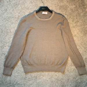 Gran Sasso Stickad Tröja - 100% ulltröja från Gran Sasso i bra skick, perfekt för julen🎅🎄 Nypris runt  2000-3000 och gjord i Italien, mitt pris 449! Perfekt för höst och vinter med sin mjuka och bekväma passform. Storlek S men krympt rejält så passar någon runt 1.60, för liten på mig som är 1.75 ungefär. Tröjan har långa ärmar och ribbade muddar vid ärmslut och nederkant. Passar både till vardags och lite finare tillfällen.