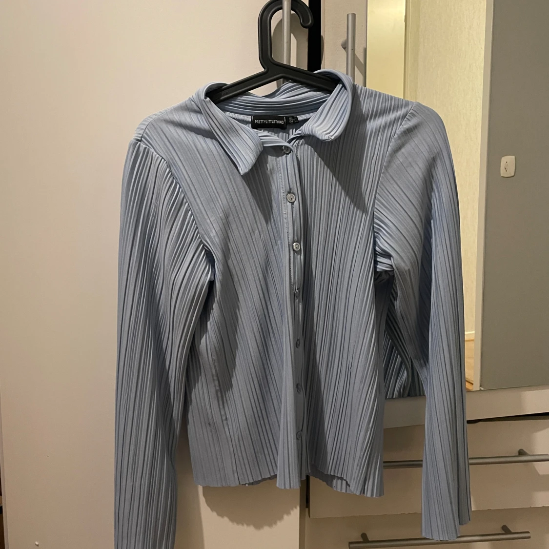 Ljusblå plisserad skjorta från PrettyLittleThing - 90