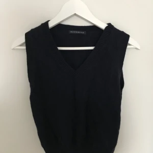 Marin blå väst från Brandy Melville - Snygg marinblå stickad väst från Brandy Melville med v-neck urringning. Använd ca 1 gång så i ny skick 