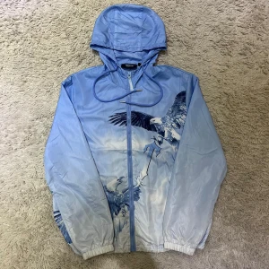 Trapstar Eagle windbraker - Tja, säljer en snygg blå vindjacka från Trapstar med det är tryck . Köpt i London förra året då den är sparsamt andvänd. Storlek XL sitter dock som M vilket är det jag har just nu. Priset kan diskuteras vid snabb affär. Dm för mer frågor🤩