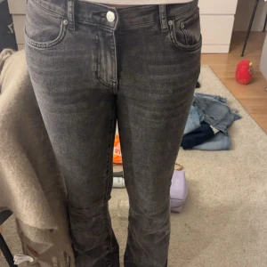 Grå bootcut jeans från Perfect Jeans - Snygga grå bootcut jeans från Perfect Jeans. De har en klassisk femficksdesign och en bekväm passform. Perfekta för en avslappnad stil.