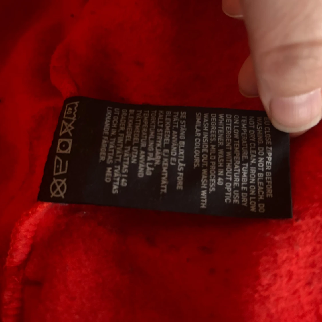 Svart och röd hoodie från Sail Racing