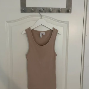 Beige ribbad linnetopp från H&M Divided - Snygg beige ribbad linnetopp från H&M Divided. Perfekt för lager på lager eller ba som den är. Basic design som passar till det mesta. 🤍