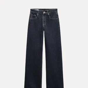 Mörkblå jeans från Zara - Snygga mörkblå jeans från Zara med medelhögmidja och vida ben. Så stilrena och var verkligen en favorit! Storlek 38 men passar en 36 också! 🥰lite slitna längst ner, skriv privat för bild. Modell: Jeans trf wide leg med medelhög midja (i färgen mörk indigo)
