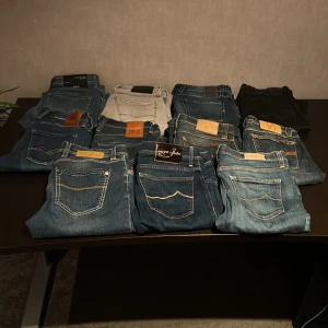 JACOB COHEN, Tramarossa, Nudie jeans, Replay - Säljer en samling av jeans i olika färger och märken. Inkluderar blå, svarta och grå jeans med olika detaljer. 