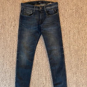 Replay Anbass jeans  - Säljer dessa riktigt feta Replay jeans i modellen anbass. Jeansen är i riktigt bra skick och har inte ett enda tecken på användning. Hör av er vid funderingar!👍