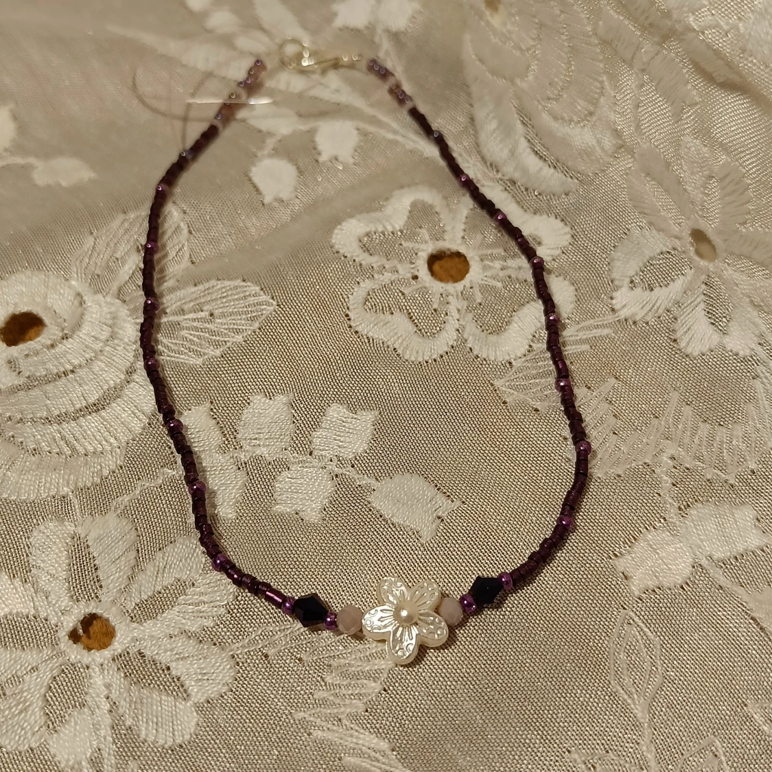 Lila pärlhalsband med blomma - 91