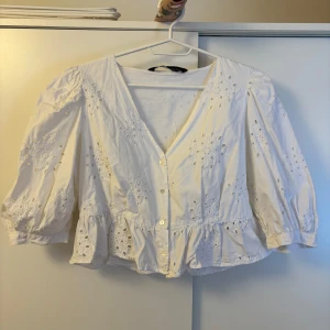 Vit topp - Söt topp från Zara, använd fåtal gånger