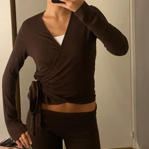 Omlott topp - Brun omlott topp från lager157 i storlek S. Aldrig använd har prislapp kvar