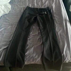 Svarta kostymbyxor från Bik Bok - Säljer mina kostymbyxor från Bik Bok då jag köpte fel storlek 💖 Dem är i storlek 38 men sitter mer som en 36! Aldrig använda. 