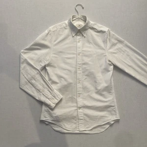 Riktigt snygg oxfordskjorta från Gant - Klassisk vit skjorta från Gant i bomull med knappar och långärmad design. Perfekt för en stilren look. Storlek S, passar riktigt snyggt för sig eller till en nice quarter zip