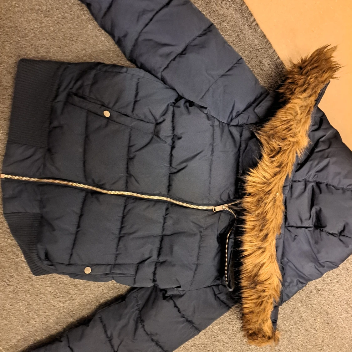 Mörkblå pufferjacka från Everest