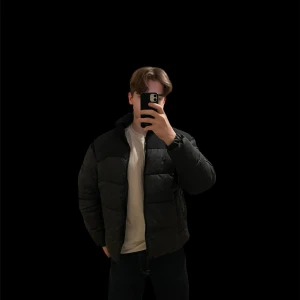 Svart pufferjacka från Jack & Jones - Säljer en svart pufferjacka från Jack & Jones. Jackan har en dragkedja framtill och är perfekt för kyligare väder. Den har en klassisk design med långa ärmar och en bekväm passform. Den är aldrig använd för köpte fel.