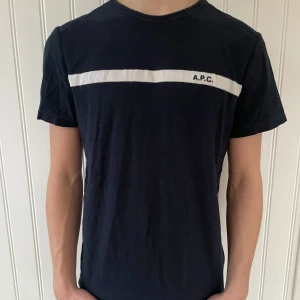 APC T-shirt - Säljer sjukt snygg APC T-shirt- skick 8/10.                   Storlek L men passar även M och S