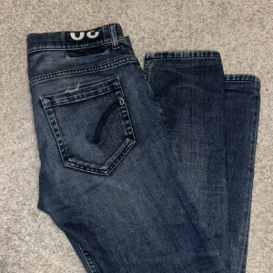Mörkblå jeans från George - Snygga mörkblå jeans från Dondup med klassisk tvätt och extremt snygga detaljer, passar till allt!