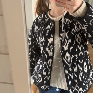 Svartvit mönstrad jacka - säljer denna super snygga populär jacka från zara😊