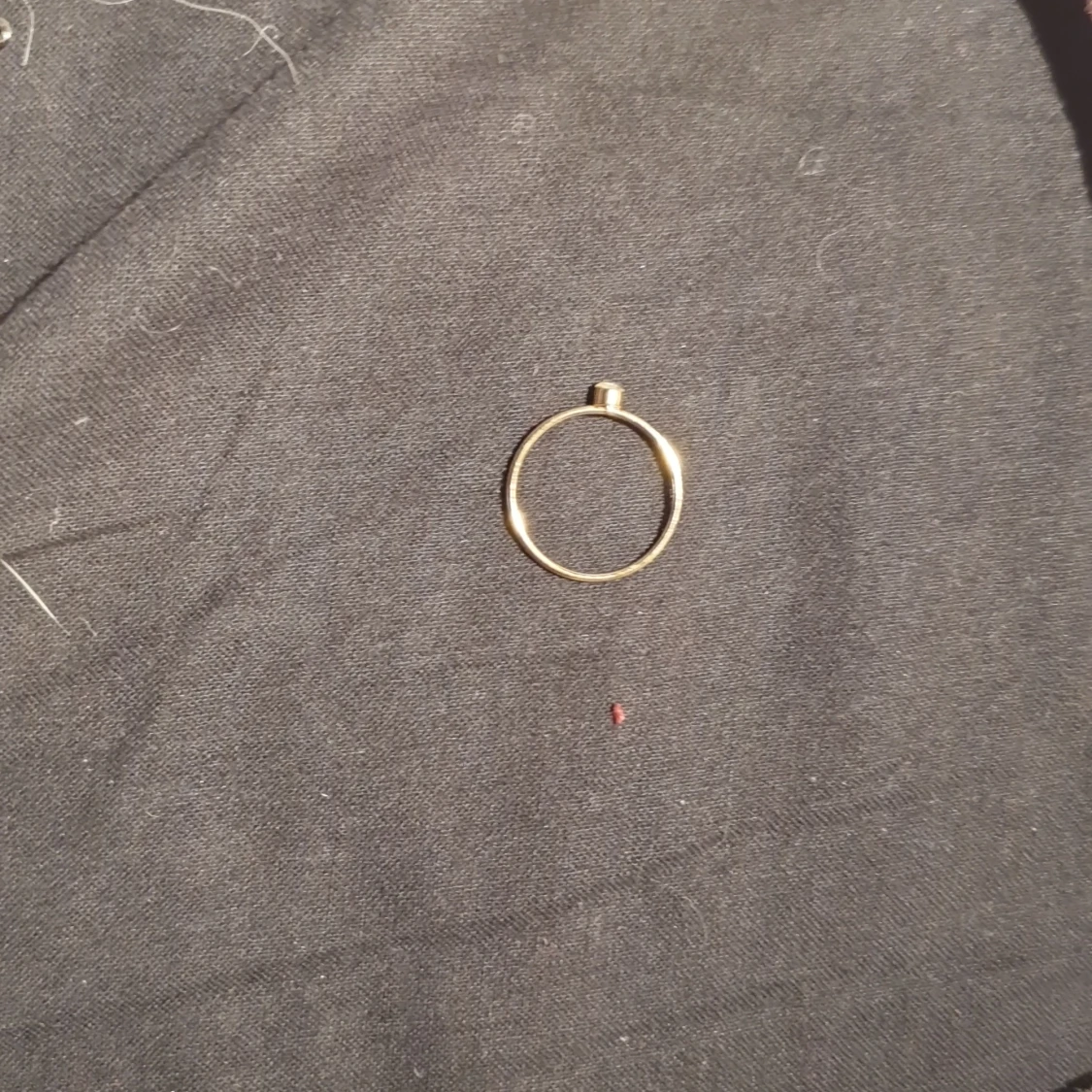 Guldfärgad ring med klar sten - 90