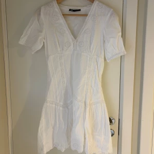 Klänning  - Klänning från Zara. Använd en gång så i väldigt bra skick💞