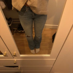Blå jeans med bootcut - Fina jeans från Ginatricot. Bootcut med en slitning på en knät.