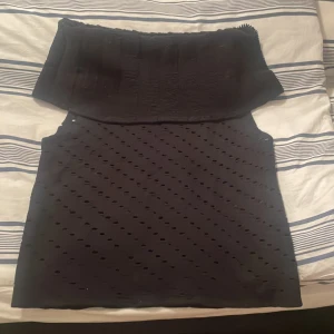 Svart kjol med hålmönster - Snygg svart kjol med ett unikt hålmönster. Kjolen har en tight passform och är perfekt för en stilren look. Den är tillverkad i ett stretchigt material som ger en bekväm känsla.