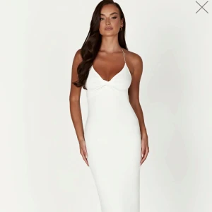 Vit långklänning från Meshki - Sinead Twist Maxi Dress  White -  Sinead Twist Maxi Dress - White. Säljer en populär maxi klänning från Meshki. Endast använt en gång. Varan är i helt nytt skick.