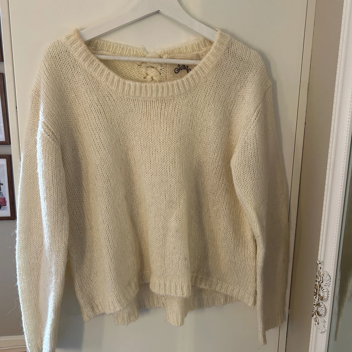 Stickad tröja med fläta i ryggen