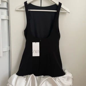 Klänning ZARA  - Helt ny klänning i storlek S, finns inbyggda shorts! Helt slutsåld på hemsidan, köparen står för frakten 