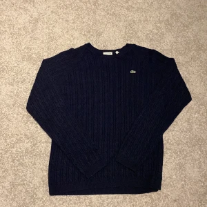 Lacoste tröja - Lacoste tröja perfekt för hösten Storlek 176 så typ XS Använd få annat gånger