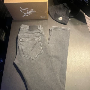 Mörkgrå Dondup George  - Ett par riktigt feta dondup george i färgen grå || Storlek 32 || Dunder skick, inga defekter || Nypris 3000, mitt pris 699 || Hör av er om ni har frågor, pris kan diskuteras vid snabb affär!!