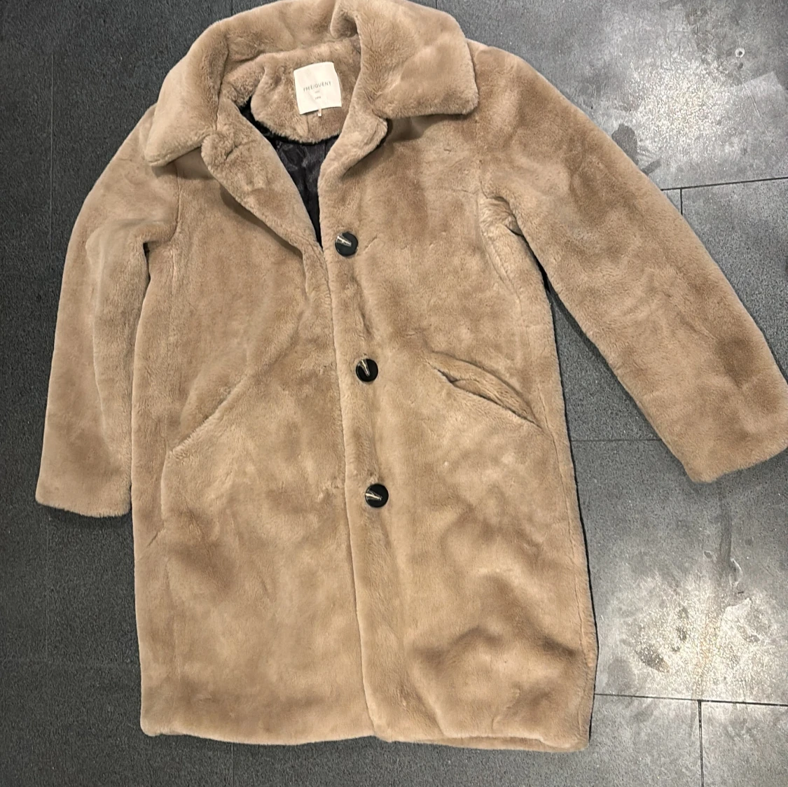 Beige teddyjacka / fuskpäls från FREE/QUENT