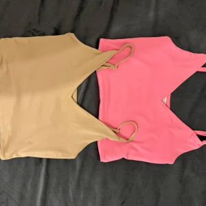 Beige och rosa linnetoppar - Två stilrena linnetoppar i beige och rosa med smala axelband. Perfekta för sommardagar eller som basplagg i garderoben.