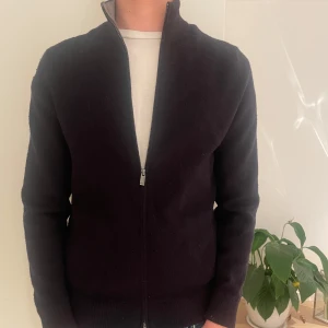 Svart tröja med dragkedja från Massimo Dutti - Snygg svart tröja från Massimo Dutti. Sparsamt använd. 