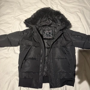 Päls jacka - Säljer en as fet jacka med svart päls på luvan, jackan e skit varm och tjock. Det står M men passar också S Den e helt ny och prova den gång. Säljer den för den inte satt så bra på mig. Priset är inte hugget i stenen och skorv för mer frågor eller bilder