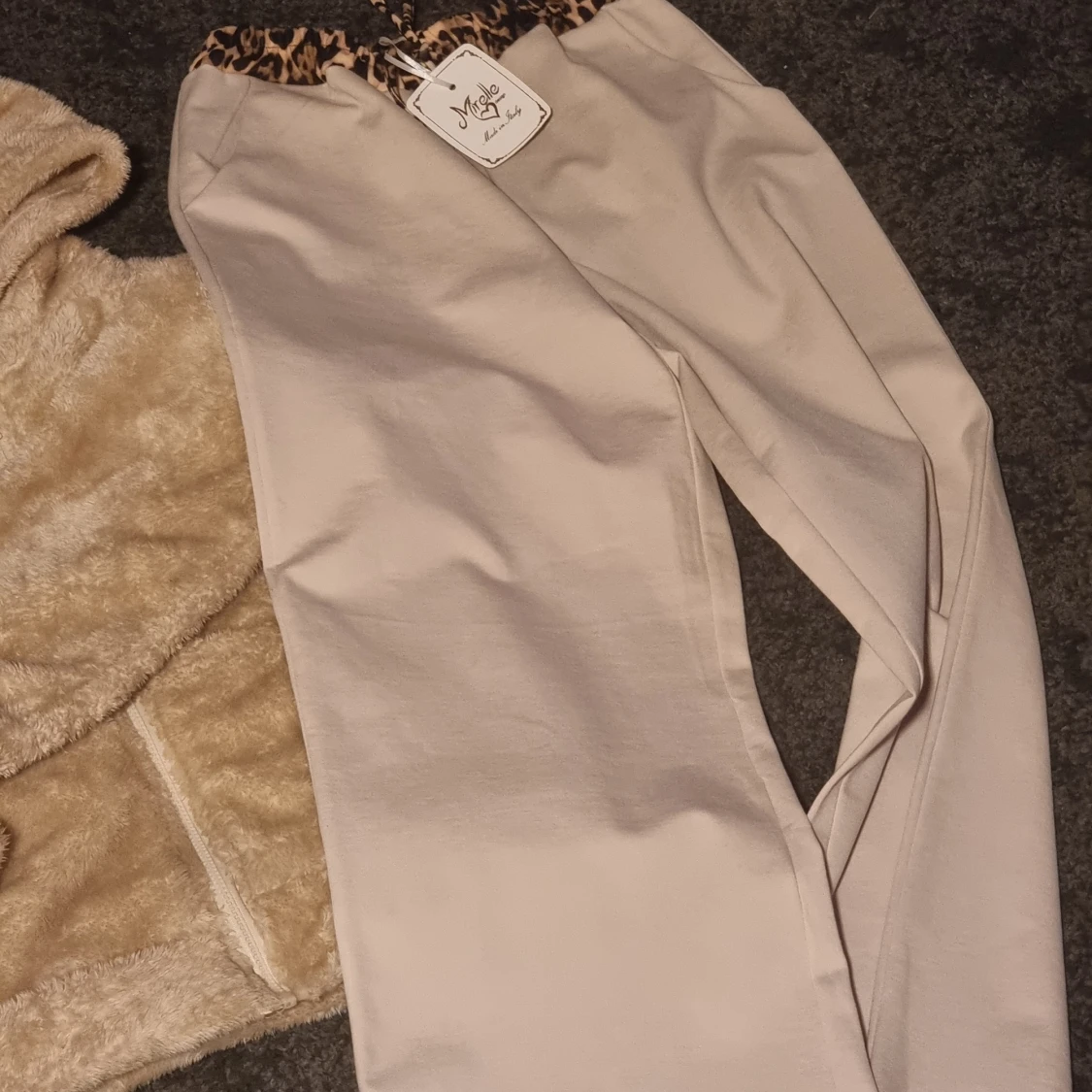 Beige byxor med leoparddetalj - 90