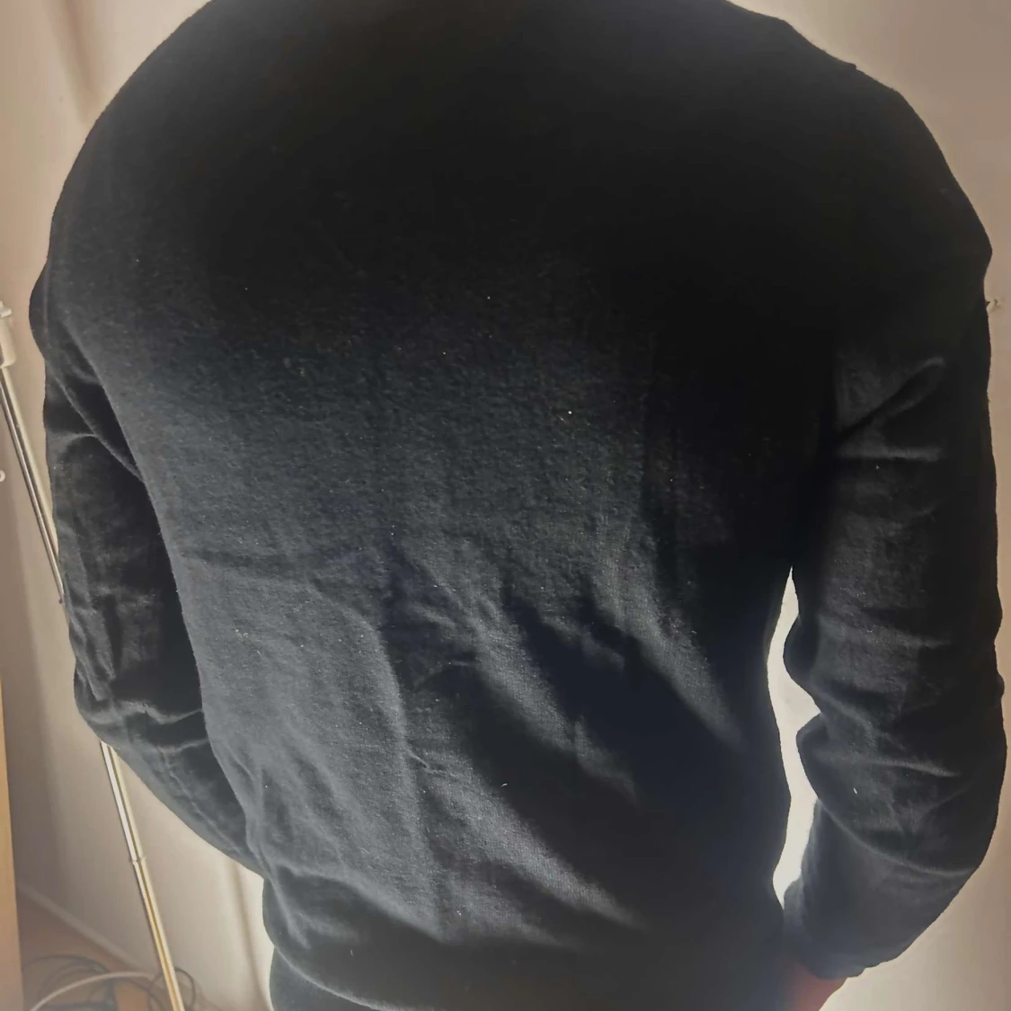 Svart tröja med gul logga - 90