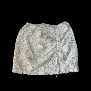 Hålbroderad kjol - Sparsamt använd, skriv till mig vid minsta fundering ❤️