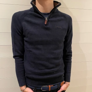 Half zip - Snygg mörkblå half zip tröja från Bondelid. Perfekt för en stilren look. Tröjan har långa ärmar och är tillverkad i ett mjukt material för extra komfort. Den är i storlek S och modellen är 180 cm lång. Nypris på denna ligger mellan 600-700kr! Hör av er vid funderingar eller frågor! Pris kan diskuteras vid anabb affär🙌