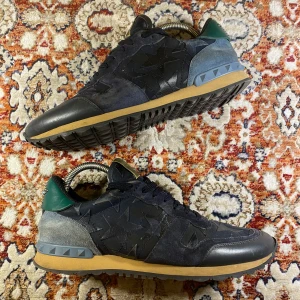Valentino Rockrunners  - Hej! Säljer nu mina skor från märket Valentino , storlek 42,  mycket bra skick, tveka inte på att höra av dig om du har frågor eller funderingar kring skorna!