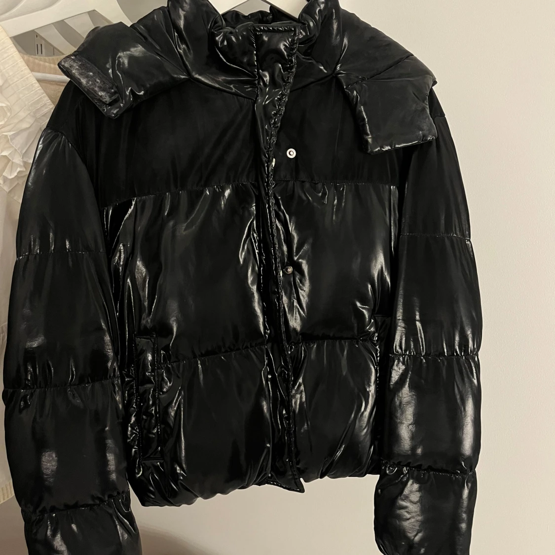 Svart glansig pufferjacka med huva - 90