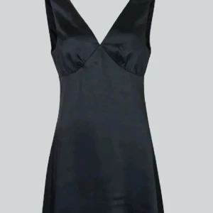 Svart minidress i satin - Säljer denna klänning från Bikbok pga att jag inte får någon användning av den. Superfin klänning i nyskick!🩷