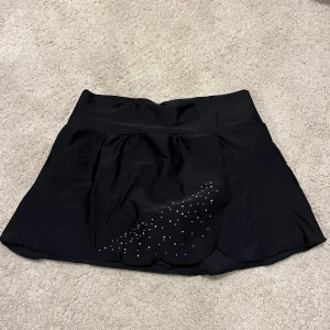 Konståkningskjol - Superfin kjol från Intermezzo! Använd en del men fortfarande bra skick🤩Säljer eftersom den är för liten, passar Xs☺️Nypris ca 500