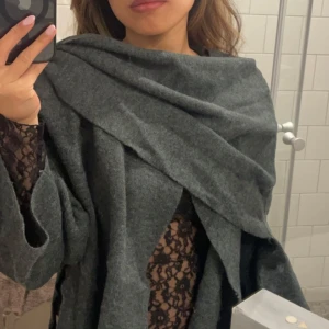 Wrap coat - Så fin och elegant wrap kappa, perfekt till ute kväll. Står ingen storlek men uppskattar xs-s med korta ärmar🐆