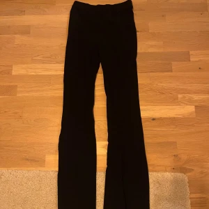 Svarta byxor från 157 - Snygga svarta byxor från 157 i storlek S. De har en enkel och stilren design med en tight passform. Perfekta för en minimalistisk look.