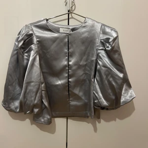 By malina liknande blus - En blus likt by malina. Aldrig använd med lappen kvar. Ballongärmar och i silver. Perfekt fest topp, för utekvällar, nyår, födelsedagar och middagar. 