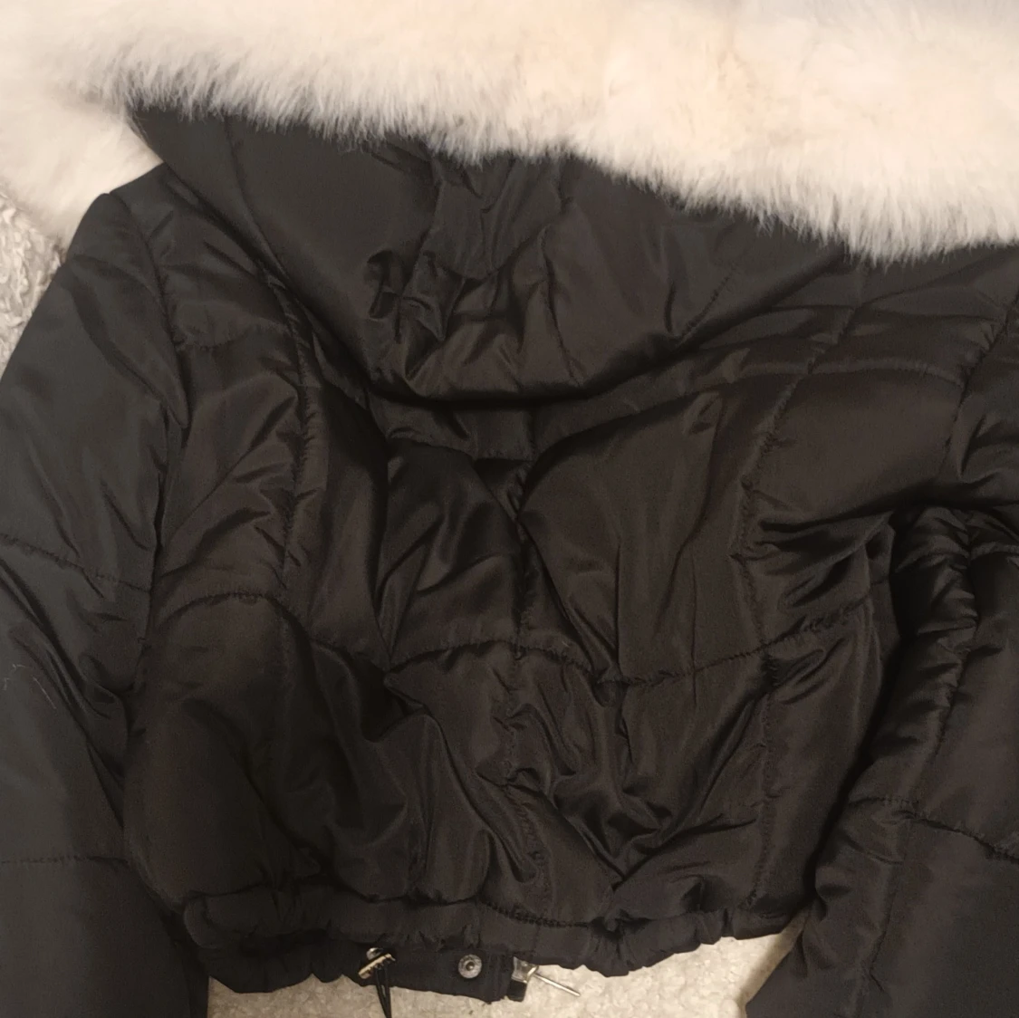 Svart pufferjacka med vit pälsdetalj - 90