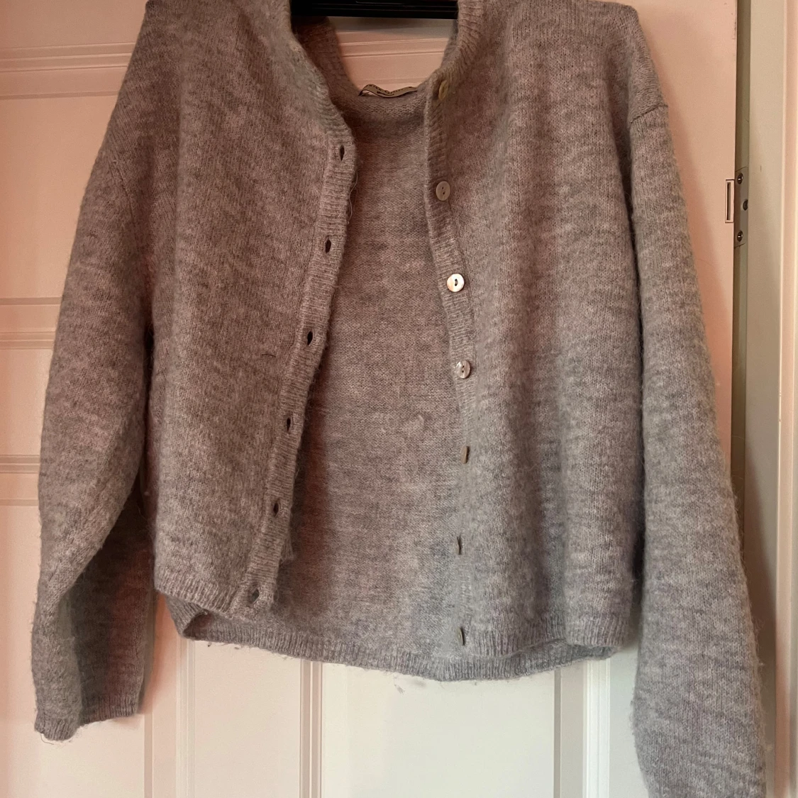 Grå kofta med knappar