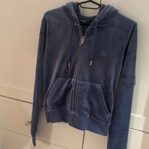 Helt ny Juicy Couture kofta💙 - Oanvänd kofta med prislapp kvar!💓 Nypris 1300