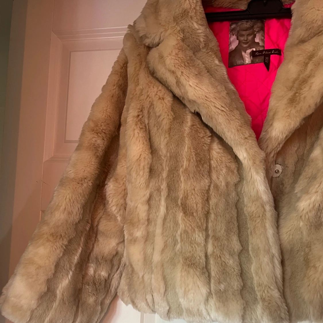 Beige pälsjacka sååå finnn - 90
